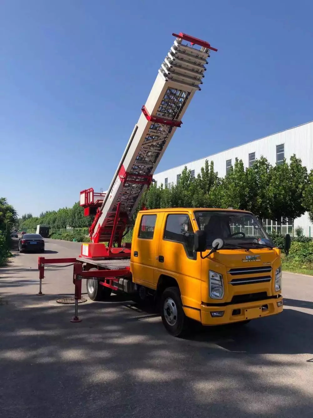 沿河附近的云梯车出租服务：轻松解决高空作业需求