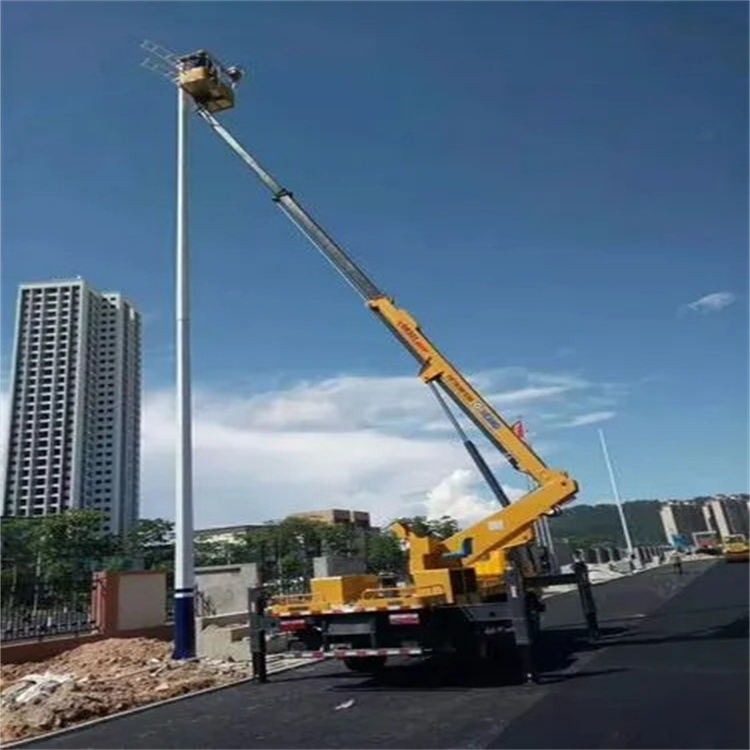 沿河维修路灯的曲臂升降车出租